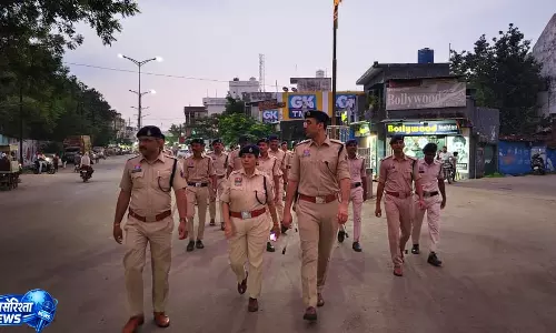 गुढ़ियारी में DCP समेत अधिकारियों ने किया पैदल गश्त और फ्लैग मार्च गुढ़ियारी में DCP समेत अधिकारियों ने किया पैदल गश्त और फ्लैग मार्च