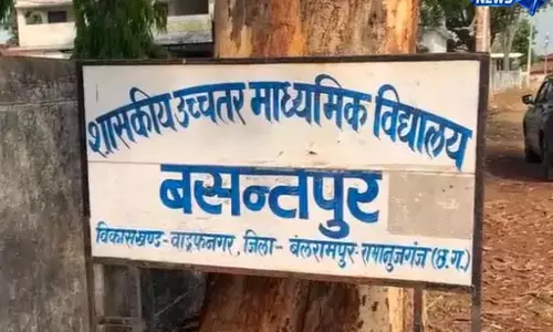 बलरामपुर में प्राचार्य पर महिला सहकर्मी ने लगाए गंभीर आरोप बलरामपुर में प्राचार्य पर महिला सहकर्मी ने लगाए गंभीर आरोप