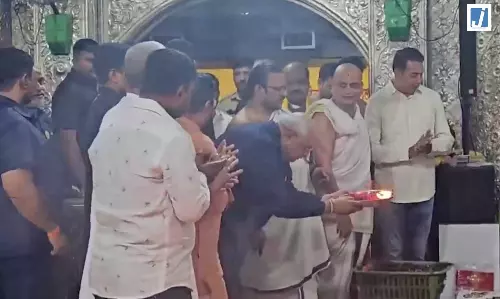 गुजरात CM भूपेंद्र पटेल ने पुणे के दगडूशेठ गणपति मंदिर में की पूजा-अर्चना गुजरात CM भूपेंद्र पटेल ने पुणे के दगडूशेठ गणपति मंदिर में की पूजा-अर्चना