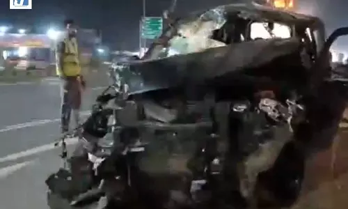 BREAKING: हाईवे पर भीषण हादसा, दो कारों की टक्कर में तीन की मौत, कई घायल