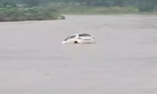 उफनते नाले में बही कार, एक व्यक्ति के लापता होने की आशंका