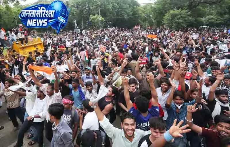 Delhi जंतर-मंतर पर खुशी की लहर, आंदोलनकारियों ने मनाया जश्न Delhi जंतर-मंतर पर खुशी की लहर, आंदोलनकारियों ने मनाया जश्न