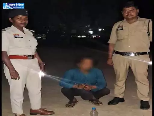 बकरा मुंडी और चिल्लर नाम के बदमाश के घर पुलिस की रेड, आपराधिक गतिविधि से दूर रहने की चेतावनी बकरा मुंडी और चिल्लर नाम के बदमाश के घर पुलिस की रेड, आपराधिक गतिविधि से दूर रहने की चेतावनी