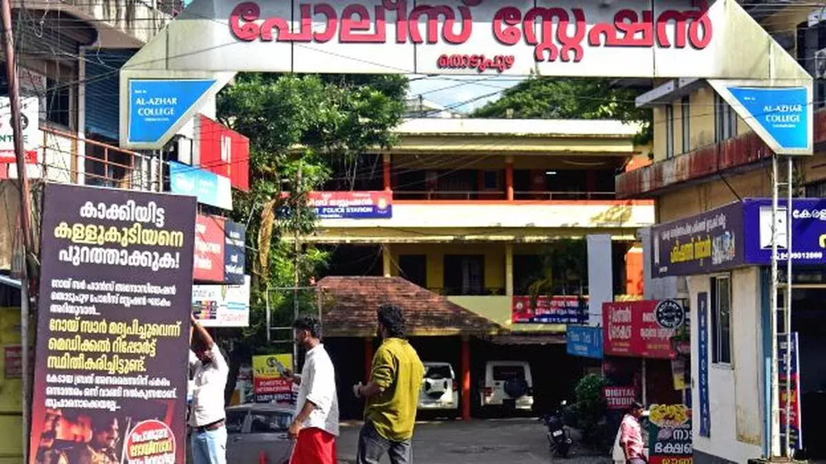 kerala: ड्यूटी के दौरान शराब पीने पर SI और CPO सस्पेंड kerala: ड्यूटी के दौरान शराब पीने पर SI और CPO सस्पेंड