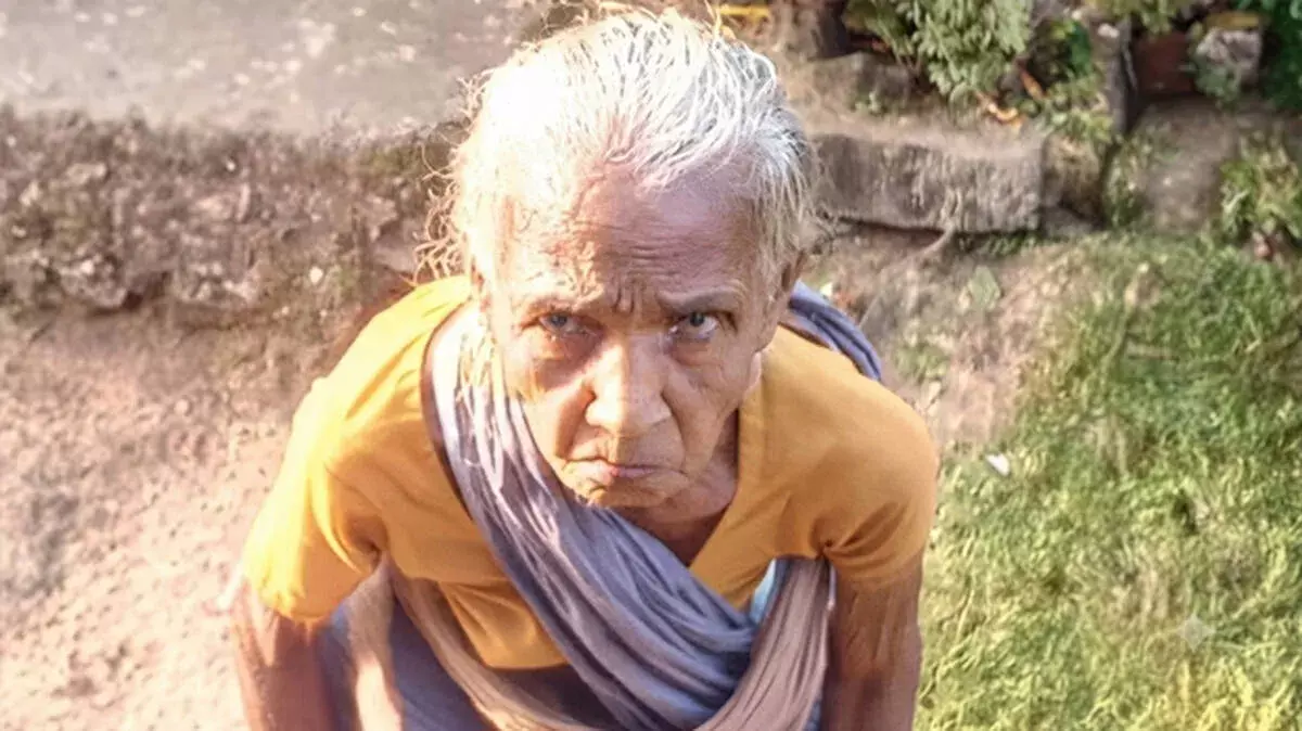 कोल्लम में हैरान करने वाला मामला, माँ के शव के साथ तीन दिन तक घर में रहा बेटा कोल्लम में हैरान करने वाला मामला, माँ के शव के साथ तीन दिन तक घर में रहा बेटा