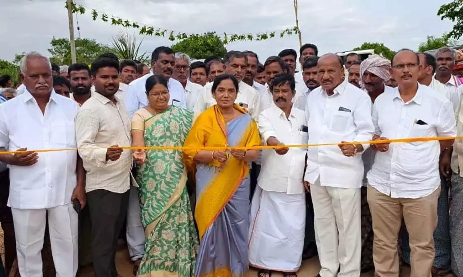 Andhra: विधायक सुनीता ने राप्टाडू में ताल्लिकी वंदनम अभियान की सराहना की Andhra: विधायक सुनीता ने राप्टाडू में ताल्लिकी वंदनम अभियान की सराहना की