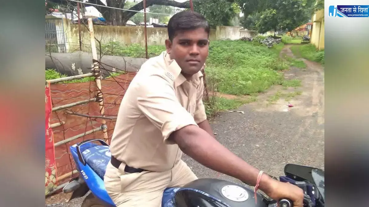 आरक्षक ने थाना परिसर के बैरक में किया सुसाइड आरक्षक ने थाना परिसर के बैरक में किया सुसाइड