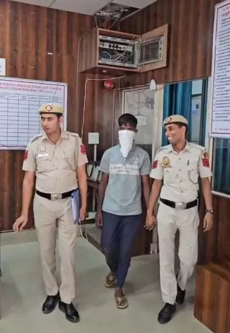 दिल्ली: मंडावली में पुलिस का शिकंजा, 6 मामलों में आरोपी स्नैचर को किया गिरफ्तार दिल्ली: मंडावली में पुलिस का शिकंजा, 6 मामलों में आरोपी स्नैचर को किया गिरफ्तार