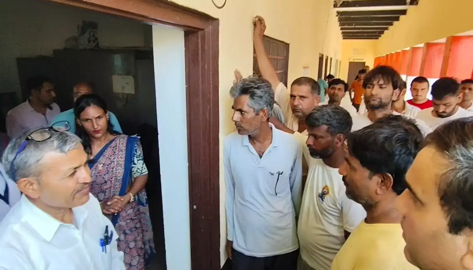 Jaipur: सरकारी स्कूल के शिक्षक पर छात्रा से छेड़छाड़ का आरोप, एफआईआर दर्ज Jaipur: सरकारी स्कूल के शिक्षक पर छात्रा से छेड़छाड़ का आरोप, एफआईआर दर्ज