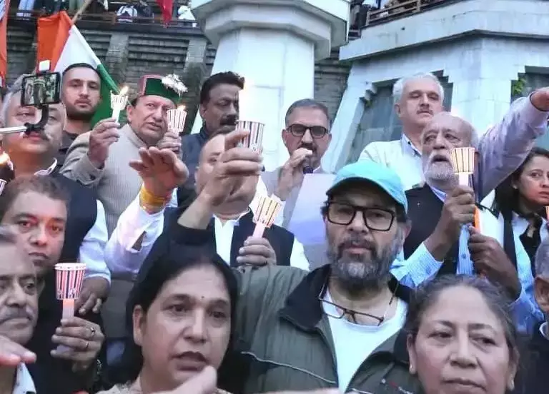 Shimla: शिमला में नीट पेपर लीक के खिलाफ सड़कों पर उतरे कांग्रेस-माकपा कार्यकर्ता