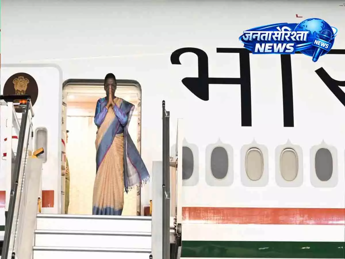 राष्ट्रपति मुर्मू तीन देशों की यात्रा पूरी कर दिल्ली लौटीं राष्ट्रपति मुर्मू तीन देशों की यात्रा पूरी कर दिल्ली लौटीं