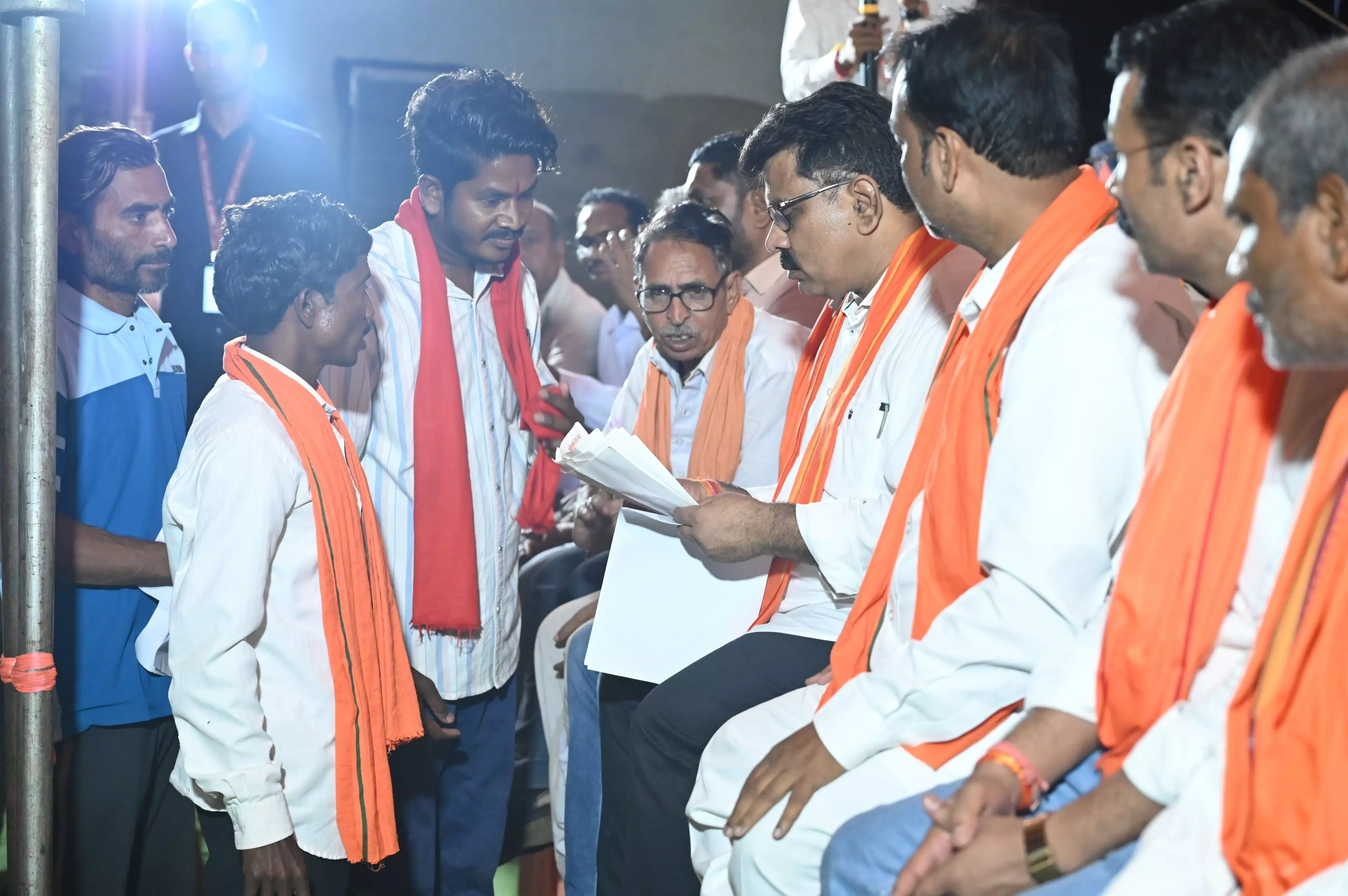 गृहमंत्री विजय शर्मा ने बच्चों को देखकर रुकवाया काफिला, खिलाई चॉकलेट गृहमंत्री विजय शर्मा ने बच्चों को देखकर रुकवाया काफिला, खिलाई चॉकलेट