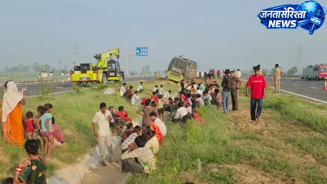गंगा एक्सप्रेसवे पर बस हादसा, 24 यात्री घायल गंगा एक्सप्रेसवे पर बस हादसा, 24 यात्री घायल