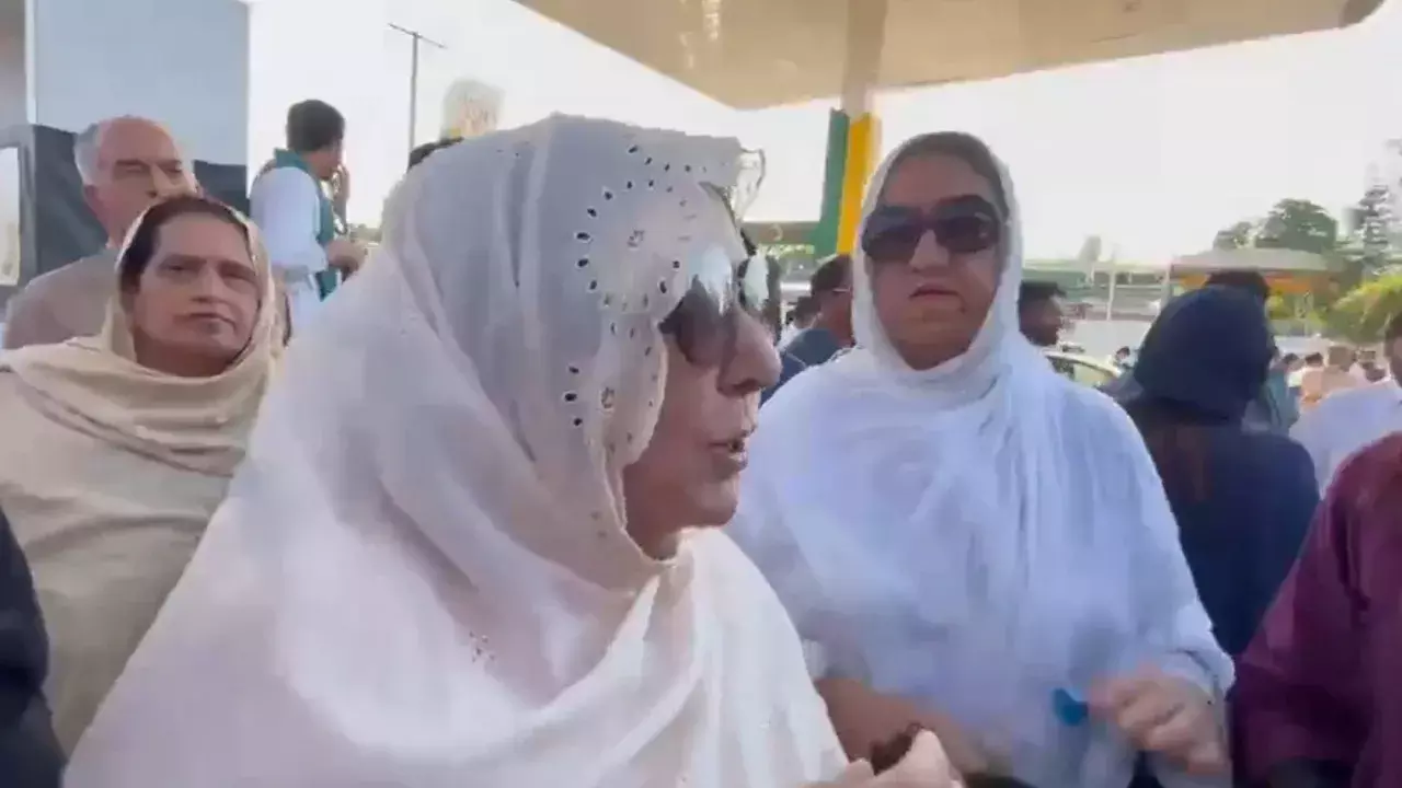 राजनीतिक बातचीत पर कसा शिकंजा, इमरान की बहन को बुलावा राजनीतिक बातचीत पर कसा शिकंजा, इमरान की बहन को बुलावा