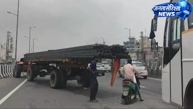 सोहना एलिवेटेड रोड पर बीच सड़क खराब हुआ ट्रैक्टर, टला हादसा सोहना एलिवेटेड रोड पर बीच सड़क खराब हुआ ट्रैक्टर, टला हादसा