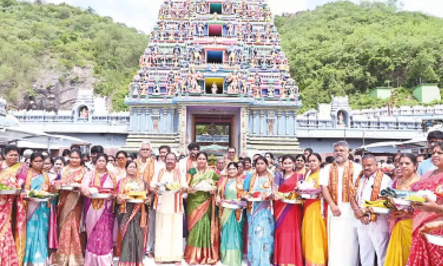 Andhra: मंदिर ट्रस्ट बोर्ड देवी दुर्गा को अषादम साड़ी प्रदान करता है Andhra: मंदिर ट्रस्ट बोर्ड देवी दुर्गा को अषादम साड़ी प्रदान करता है