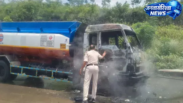 चांडिल गोलचक्कर के पास इंडियन ऑयल टैंकर में लगी आग, NH पर मची अफरा-तफरी चांडिल गोलचक्कर के पास इंडियन ऑयल टैंकर में लगी आग, NH पर मची अफरा-तफरी