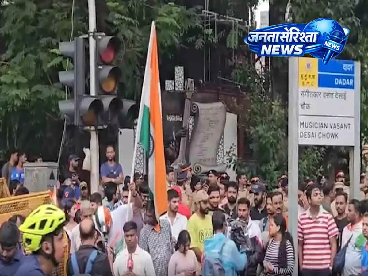 प्रधान के इस्तीफे के बाद मुंबई में शिवसेना (UBT) और MNS का विजय मार्च प्रधान के इस्तीफे के बाद मुंबई में शिवसेना (UBT) और MNS का विजय मार्च