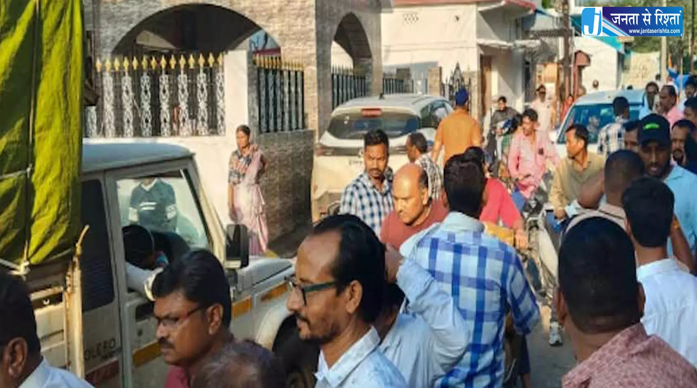 ठगबाज के घर का सैकड़ों पीड़ितों ने किया घेराव, डोंगरगढ़ पुलिस पहुंची मौके पर ठगबाज के घर का सैकड़ों पीड़ितों ने किया घेराव, डोंगरगढ़ पुलिस पहुंची मौके पर