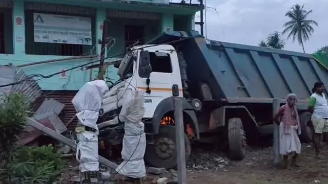 Ganjam में रेत से लदा हाइवा ट्रक घर से टकराया, परिवार बाल-बाल बचा Ganjam में रेत से लदा हाइवा ट्रक घर से टकराया, परिवार बाल-बाल बचा