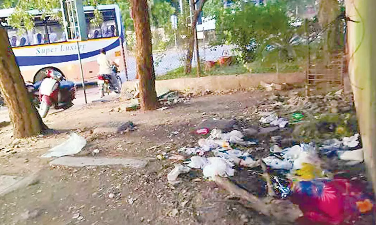 Telangana: नया आरटीसी बस स्टैंड कूड़े क्षेत्र में तब्दील हो गया है Telangana: नया आरटीसी बस स्टैंड कूड़े क्षेत्र में तब्दील हो गया है