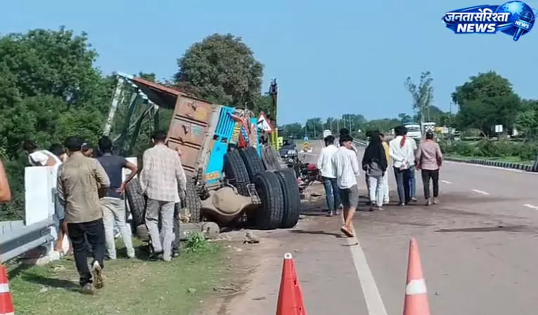 सीमेंट से लदा हाइवा पुल से टकराया; हेल्पर की मौत, चालक गंभीर सीमेंट से लदा हाइवा पुल से टकराया; हेल्पर की मौत, चालक गंभीर