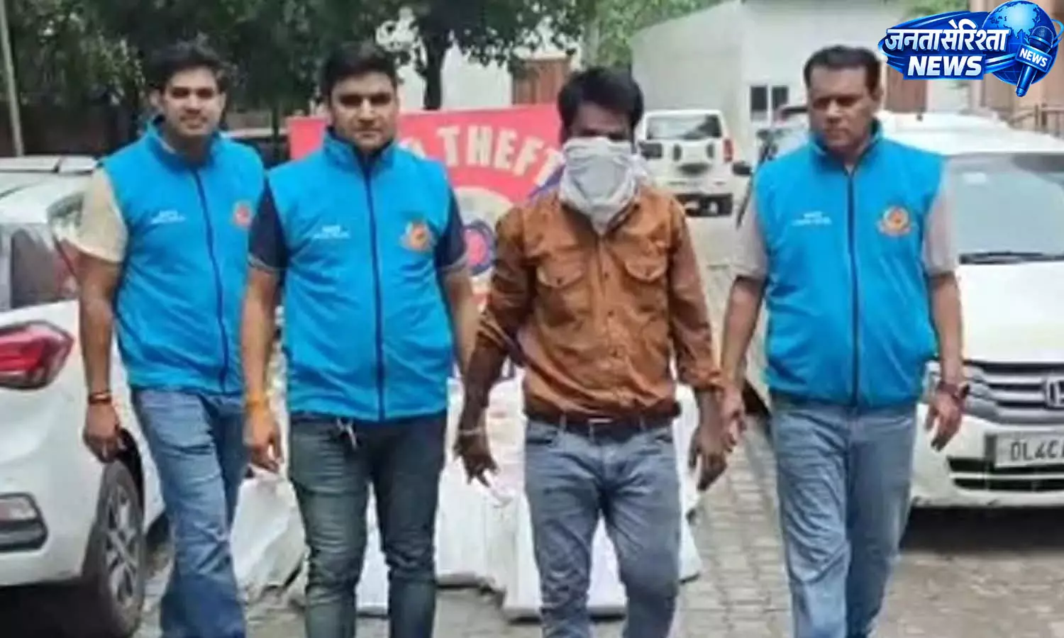 दिल्ली में शराब तस्कर गिरफ्तार, 1,600 बोतलें जब्त दिल्ली में शराब तस्कर गिरफ्तार, 1,600 बोतलें जब्त