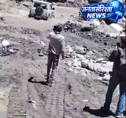 बादल फटने से पुल बहा, जान जोखिम में सफर बादल फटने से पुल बहा, जान जोखिम में सफर