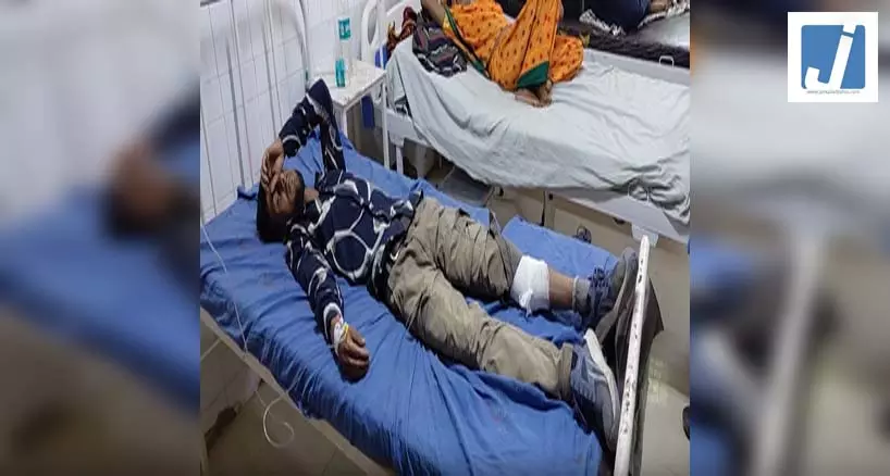 पुलिस ने मुठभेड़ के बाद रेप के दो आरोपियों को किया गिरफ्तार, दो कांस्टेबल भी घायल पुलिस ने मुठभेड़ के बाद रेप के दो आरोपियों को किया गिरफ्तार, दो कांस्टेबल भी घायल