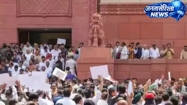 धर्मेंद्र प्रधान के इस्तीफे के बाद भी विपक्ष का हंगामा जारी धर्मेंद्र प्रधान के इस्तीफे के बाद भी विपक्ष का हंगामा जारी
