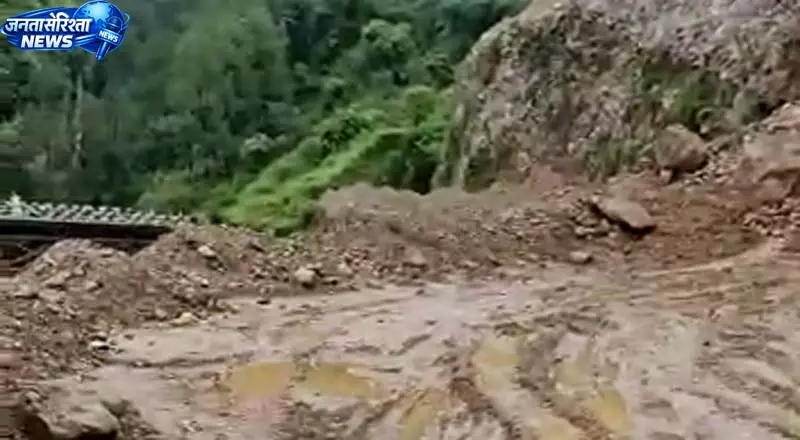 हिमाचल में 99 सडक़ें, 63 ट्रांसफार्मर ठप, बारिश से जनजीवन अस्त-व्यस्त हिमाचल में 99 सडक़ें, 63 ट्रांसफार्मर ठप, बारिश से जनजीवन अस्त-व्यस्त