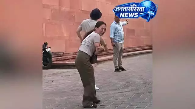 ताज परिसर में बंदरों का आतंक, विदेशी महिला घायल ताज परिसर में बंदरों का आतंक, विदेशी महिला घायल
