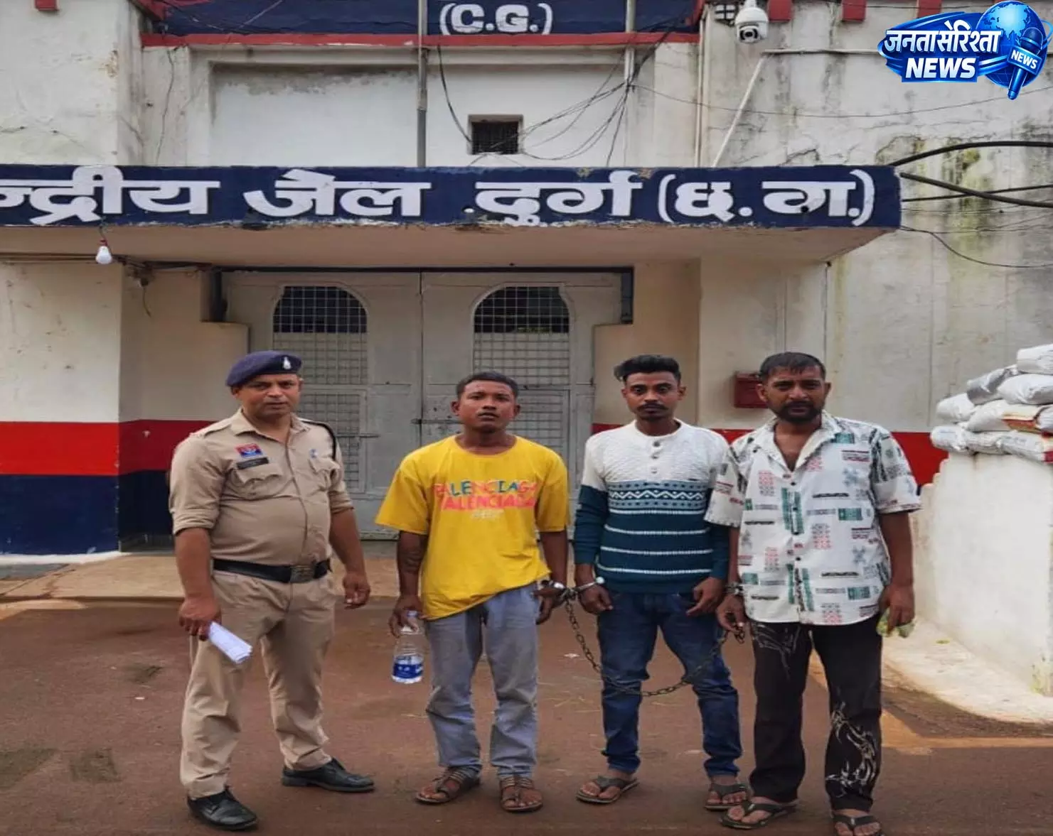नशीली दवाओं के अवैध कारोबार पर पुलिस की बड़ी कार्रवाई, 3 तस्कर गिरफ्तार नशीली दवाओं के अवैध कारोबार पर पुलिस की बड़ी कार्रवाई, 3 तस्कर गिरफ्तार