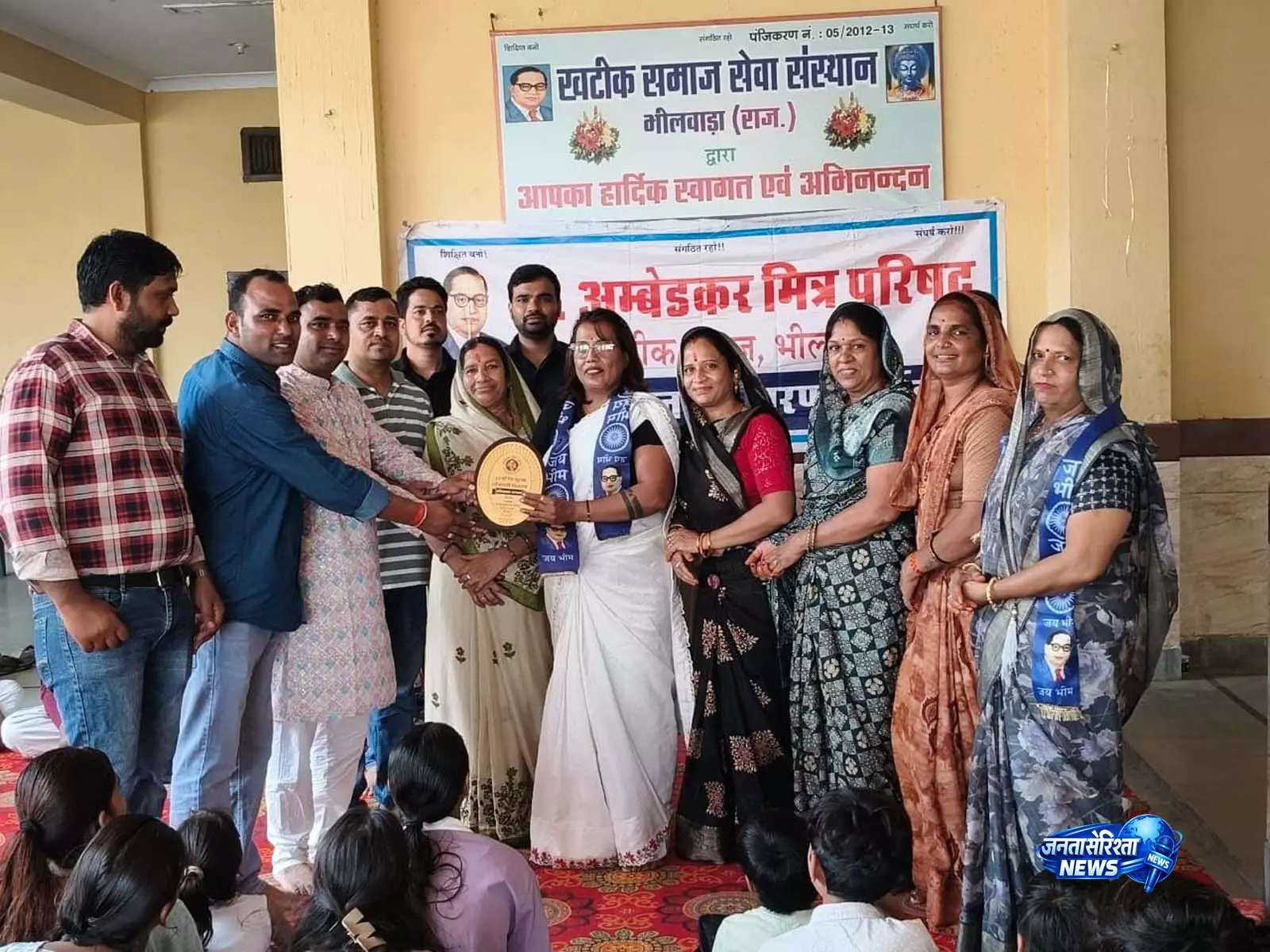 डॉ. अम्बेडकर मित्र परिषद ने बढ़ाया मेधावियों का मान, जरूरतमंद विद्यार्थियों को दिया शिक्षा का उपहार डॉ. अम्बेडकर मित्र परिषद ने बढ़ाया मेधावियों का मान, जरूरतमंद विद्यार्थियों को दिया शिक्षा का उपहार