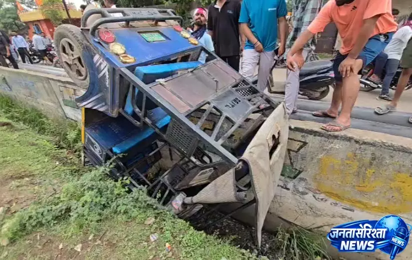 रायपुर में तेज रफ्तार कार ने E-रिक्शा को मारी जोरदार टक्कर, देखें VIDEO... रायपुर में तेज रफ्तार कार ने E-रिक्शा को मारी जोरदार टक्कर, देखें VIDEO...