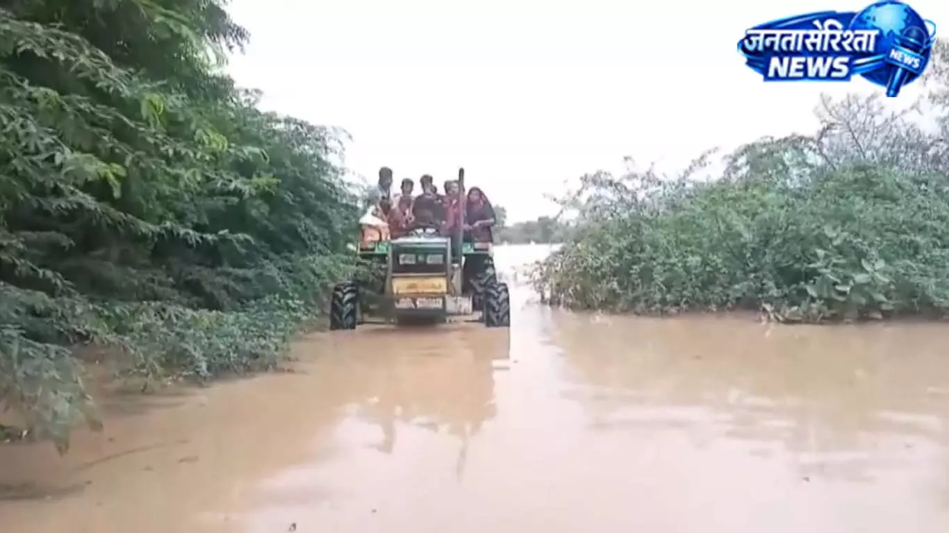 भारी बारिश से बनासकांठा का कांथेरिया गांव दो दिन रहा कट ऑफ, ट्रैक्टरों से ग्रामीणों को सुरक्षित निकाला गया भारी बारिश से बनासकांठा का कांथेरिया गांव दो दिन रहा कट ऑफ, ट्रैक्टरों से ग्रामीणों को सुरक्षित निकाला गया
