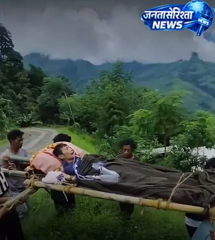 नागालैंड में इंसानियत की मिसाल: बारिश से टूटी सड़क, ग्रामीणों ने मरीज को पैदल उठाकर पहुंचाया सुरक्षित स्थान नागालैंड में इंसानियत की मिसाल: बारिश से टूटी सड़क, ग्रामीणों ने मरीज को पैदल उठाकर पहुंचाया सुरक्षित स्थान