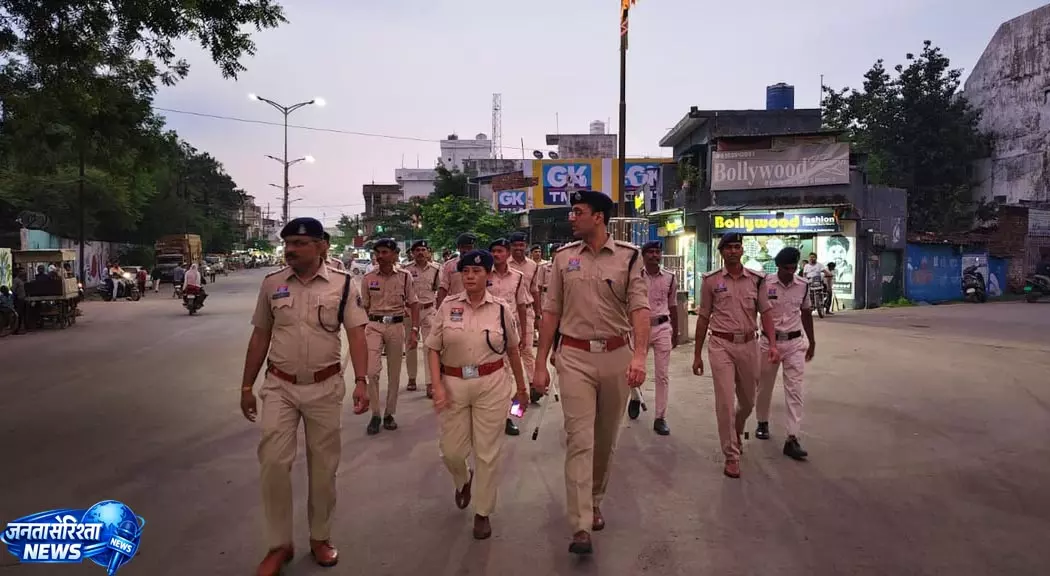 गुढ़ियारी में DCP समेत अधिकारियों ने किया पैदल गश्त और फ्लैग मार्च गुढ़ियारी में DCP समेत अधिकारियों ने किया पैदल गश्त और फ्लैग मार्च