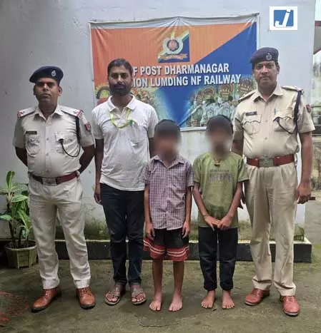 एनएफआर की आरपीएफ ने बच्चों समेत कमजोर यात्रियों को बचाया, समय पर दी सहायता एनएफआर की आरपीएफ ने बच्चों समेत कमजोर यात्रियों को बचाया, समय पर दी सहायता