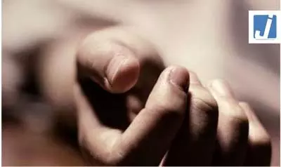 महिला ने पति से वीडियो कॉल के बाद किया सुसाइड, पुलिस ने शुरू की जांच महिला ने पति से वीडियो कॉल के बाद किया सुसाइड, पुलिस ने शुरू की जांच