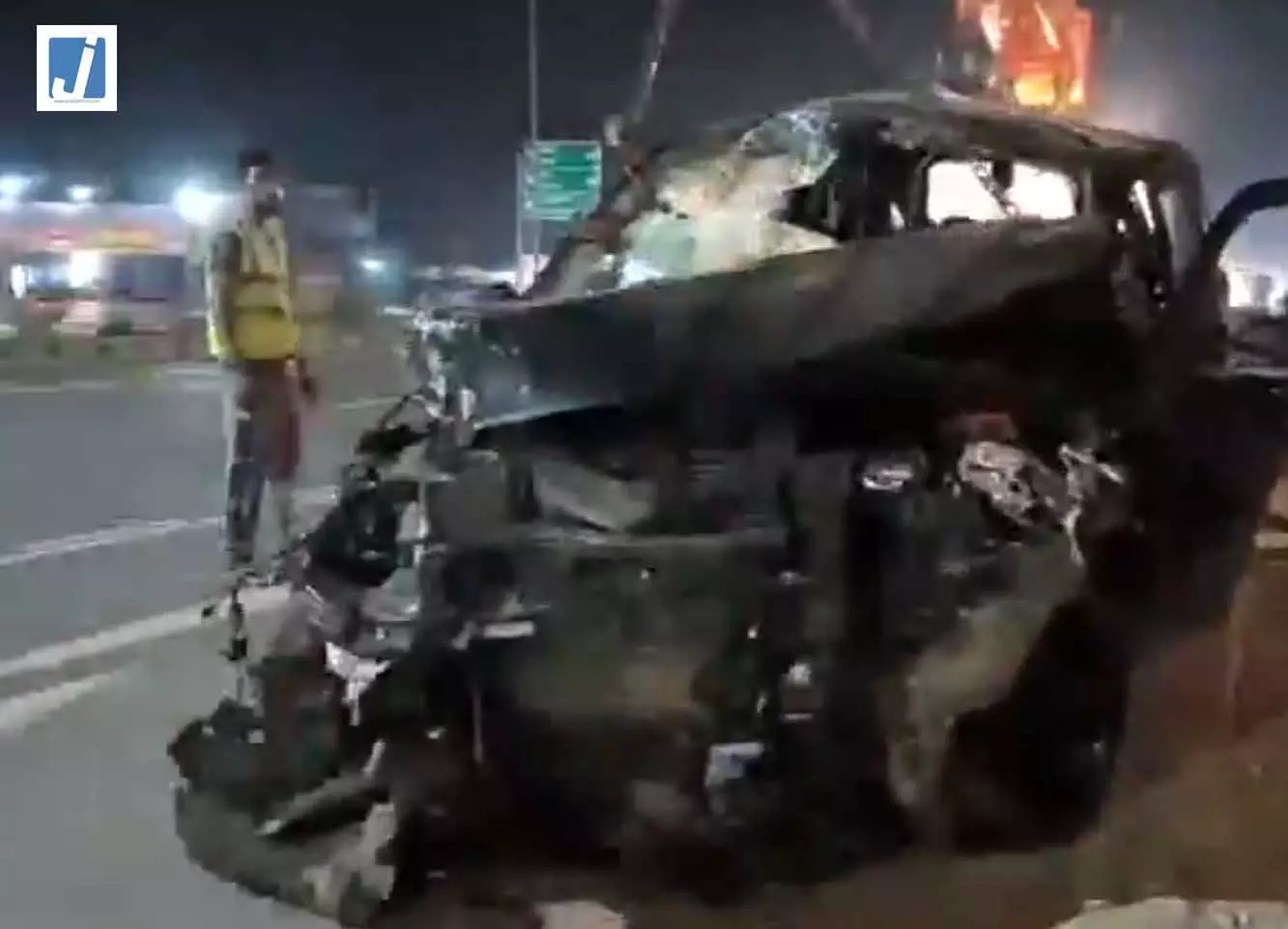 BREAKING: हाईवे पर भीषण हादसा, दो कारों की टक्कर में तीन की मौत, कई घायल BREAKING: हाईवे पर भीषण हादसा, दो कारों की टक्कर में तीन की मौत, कई घायल