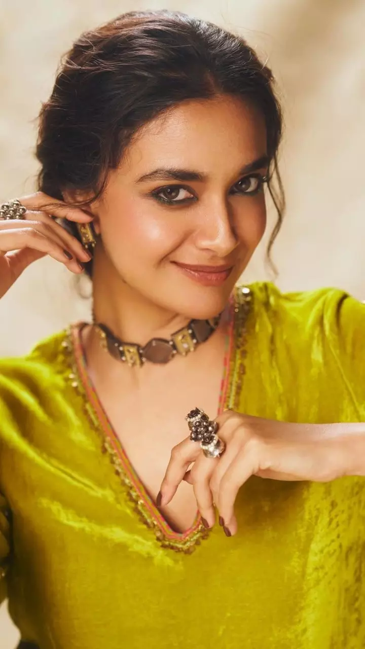 येलो-ग्रीन कुर्ते और जींस में नजर आईं एक्ट्रेस येलो-ग्रीन कुर्ते और जींस में नजर आईं एक्ट्रेस