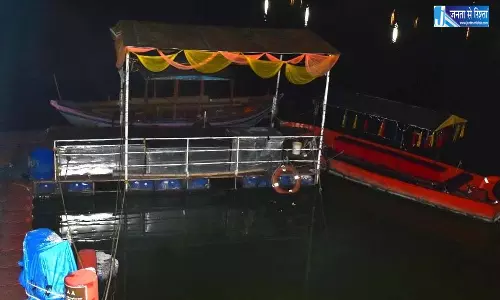 नौका विहार के दौरान बड़ी घटना, एक की मौत और कई घायल नौका विहार के दौरान बड़ी घटना, एक की मौत और कई घायल