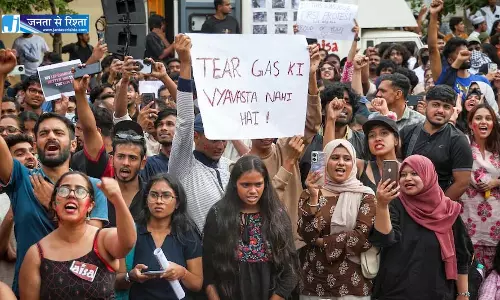 भड़काऊ पोस्टर लेकर प्रदर्शन कर रही महिला के खिलाफ FIR दर्ज, गिरफ्तारी जल्द