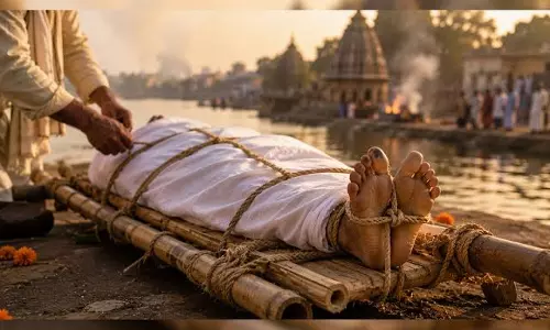 मृत्यु के बाद अंतिम संस्कार की सही विधि क्या है? जानें सिर रखने की दिशा से जुड़े नियम मृत्यु के बाद अंतिम संस्कार की सही विधि क्या है? जानें सिर रखने की दिशा से जुड़े नियम