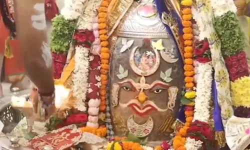 बाबा महाकाल को मेवे, फल और मिठाई का भोग अर्पित किया गया, भस्म आरती में हजारों भक्तों की मौजूदगी