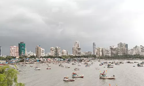 मुंबई में बारिश का दौर जारी, तेज हवाओं के साथ भारी बारिश की चेतावनी