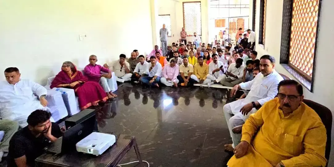 Dholpur: धौलपुर पहुंचे वित्त आयोग अध्यक्ष, ‘मन की बात’ कार्यक्रम में रहे शामिल