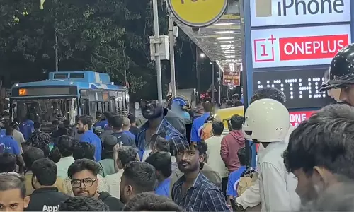 बेंगलुरु में मोबाइल दुकानदारों की भिड़ंत, 17 पर केस दर्ज बेंगलुरु में मोबाइल दुकानदारों की भिड़ंत, 17 पर केस दर्ज