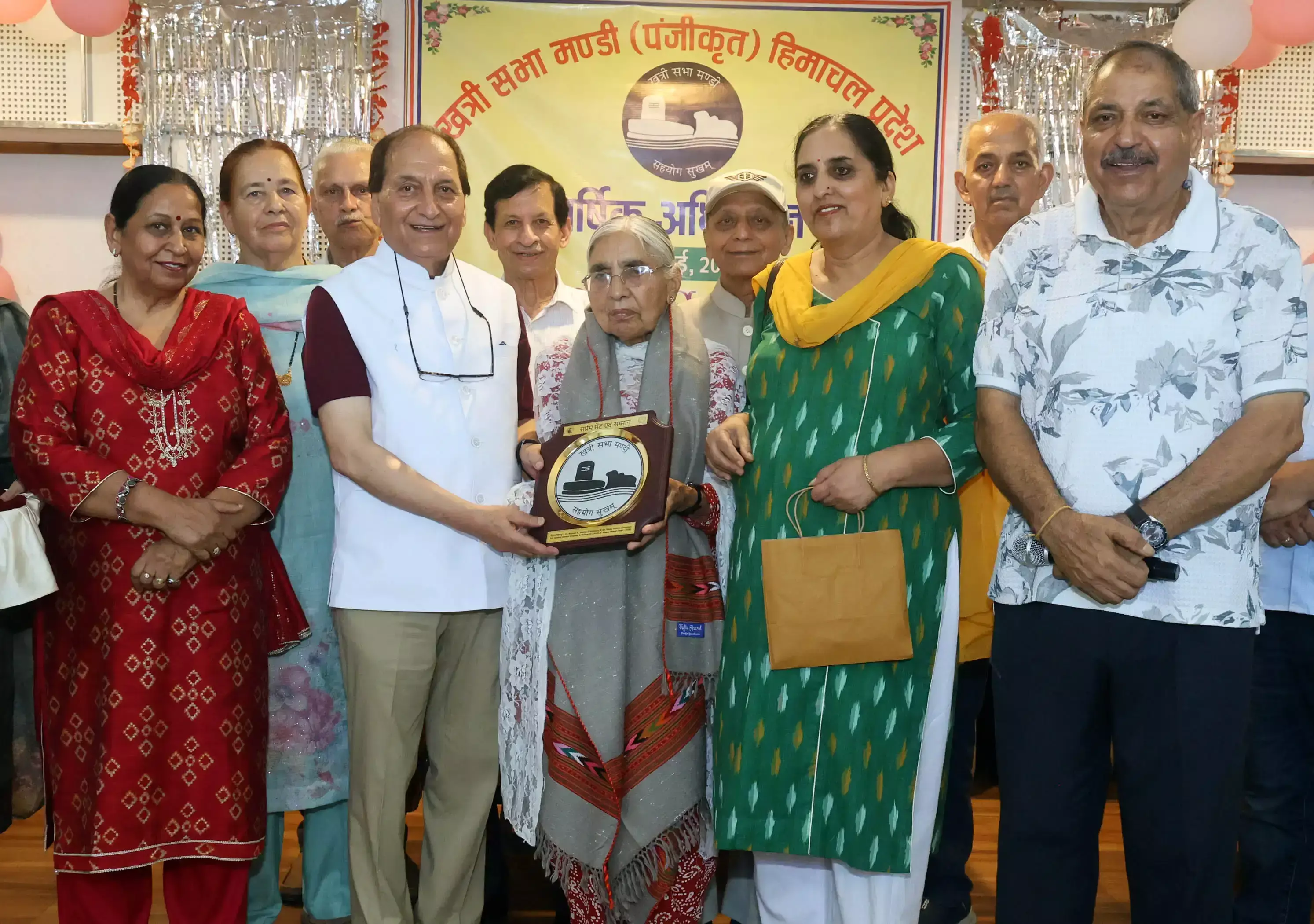 Mandi: खत्री सभा मंडी ने बुजुर्गों को दिया सम्मान, नरेश वैद्य संभालेंगे फिर कमान Mandi: खत्री सभा मंडी ने बुजुर्गों को दिया सम्मान, नरेश वैद्य संभालेंगे फिर कमान